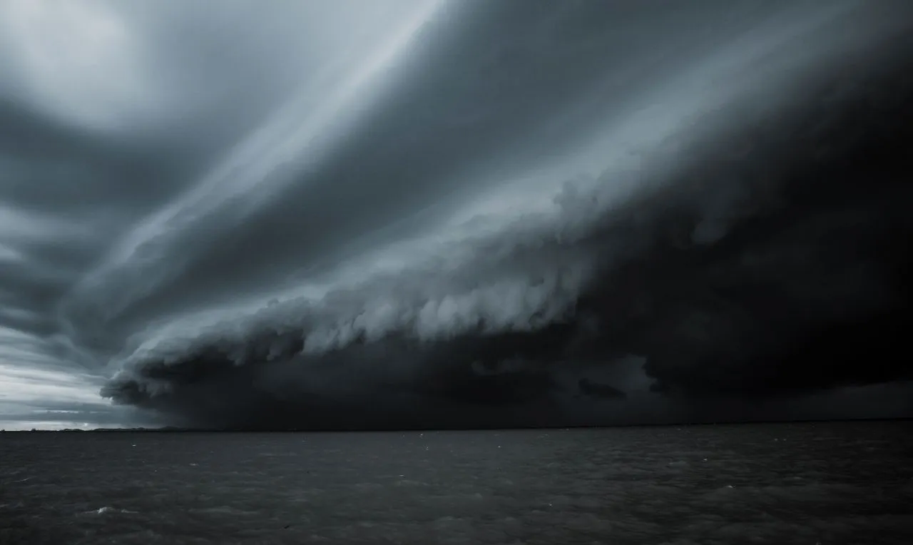 A imagem mostra o avan&ccedil;o de uma tempestade vinda do mar em dire&ccedil;&atilde;o a costa do litoral de uma determinada regi&atilde;o.